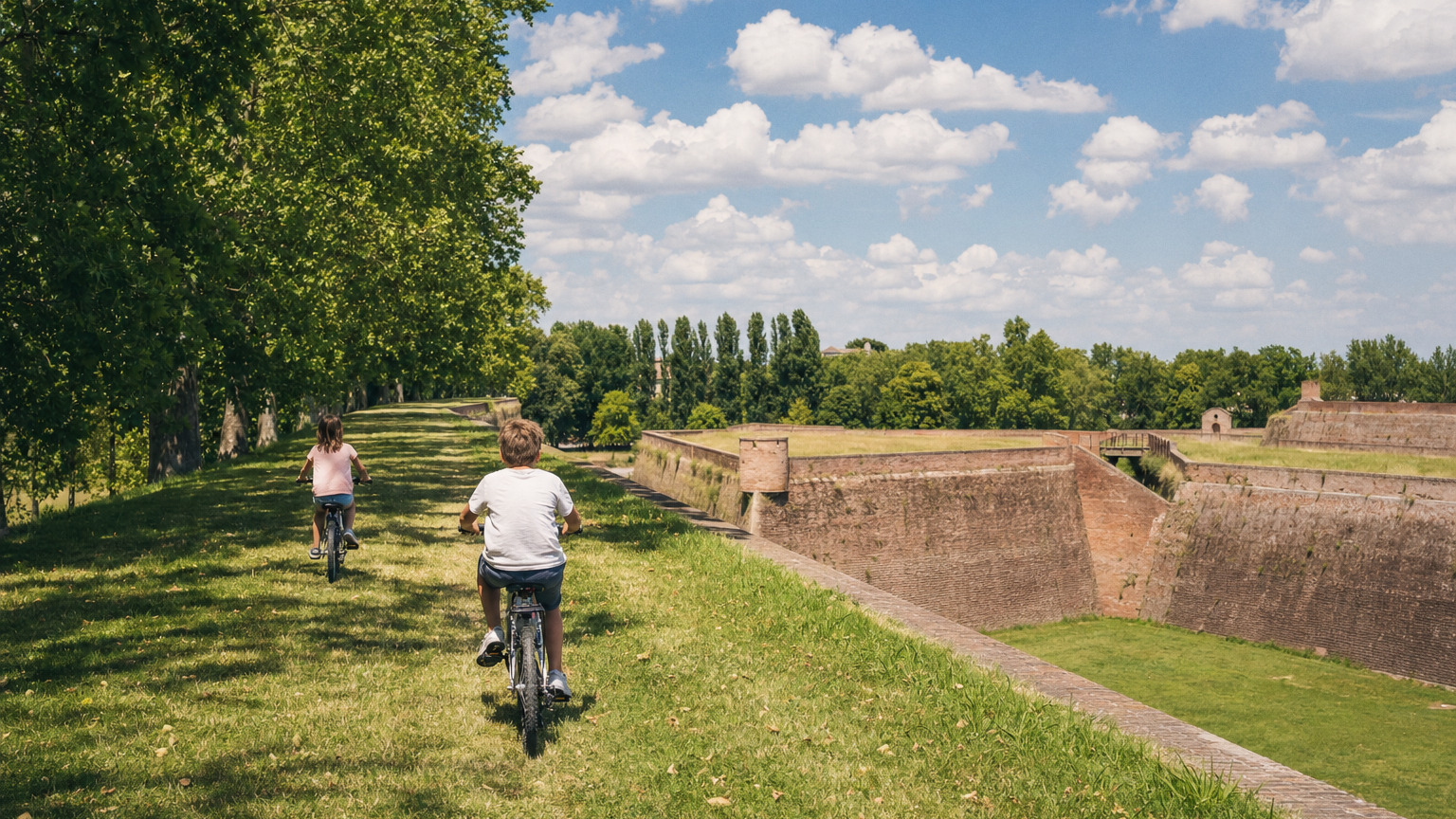 Ferrara con i bambini: una giornata tra mura, castello e nuvole